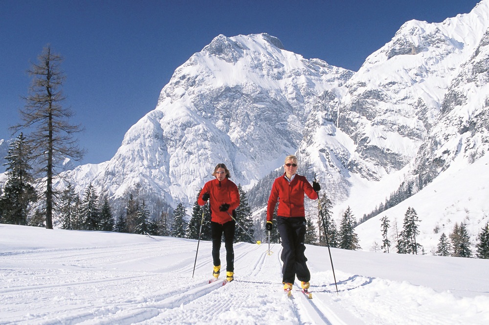 2 pers langlaufen in sneeuw